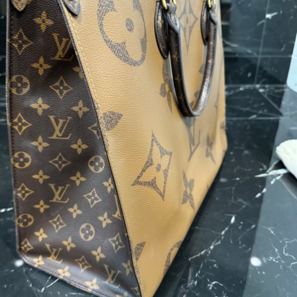 Louis Vuitton on the go handbag GM - Picture 9 of 11